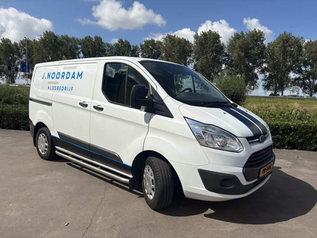 Bedrijfsbus van J. Noordam Klusbedrijf geparkeerd bij een woning in Gouda
